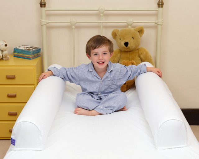 Cómo evitar que el niño se caiga de la cama?